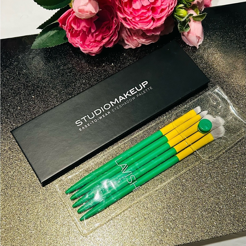 🌿 STUDIOMAKEUP Ease To Wear Palette + LAVISH
Essential Eye Brush Set
